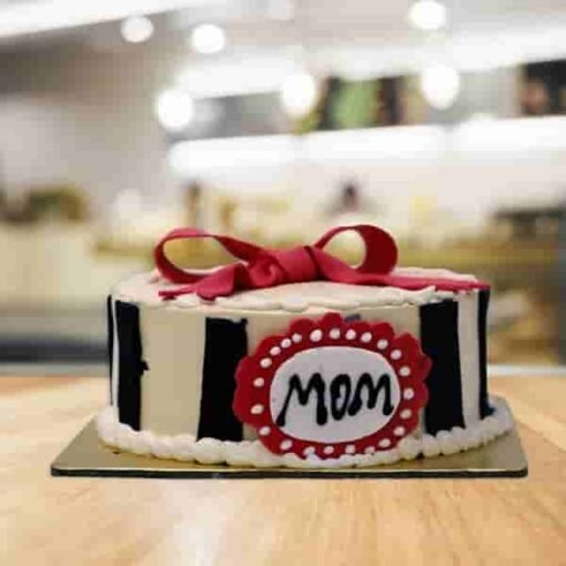 Beautifully designed cake for Mom, featuring intricate decorations and vibrant colors, perfect for birthdays, Mother's Day, or special celebrations.