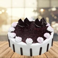 Moist and fluffy Delicious Blueberry Cake topped with fresh blueberries and creamy frosting, perfect for a fruity indulgence.