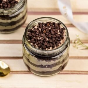 Choco Chip Bliss: Sweet Cream Jar Cakes (Set of 4) - A set of four jars filled with rich chocolate chip cake and sweet cream layers.